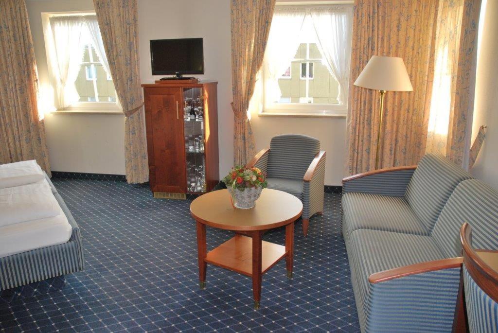 Hotel-Gasthof Maisberger Нойфарн-бай-Фрайзинг Экстерьер фото