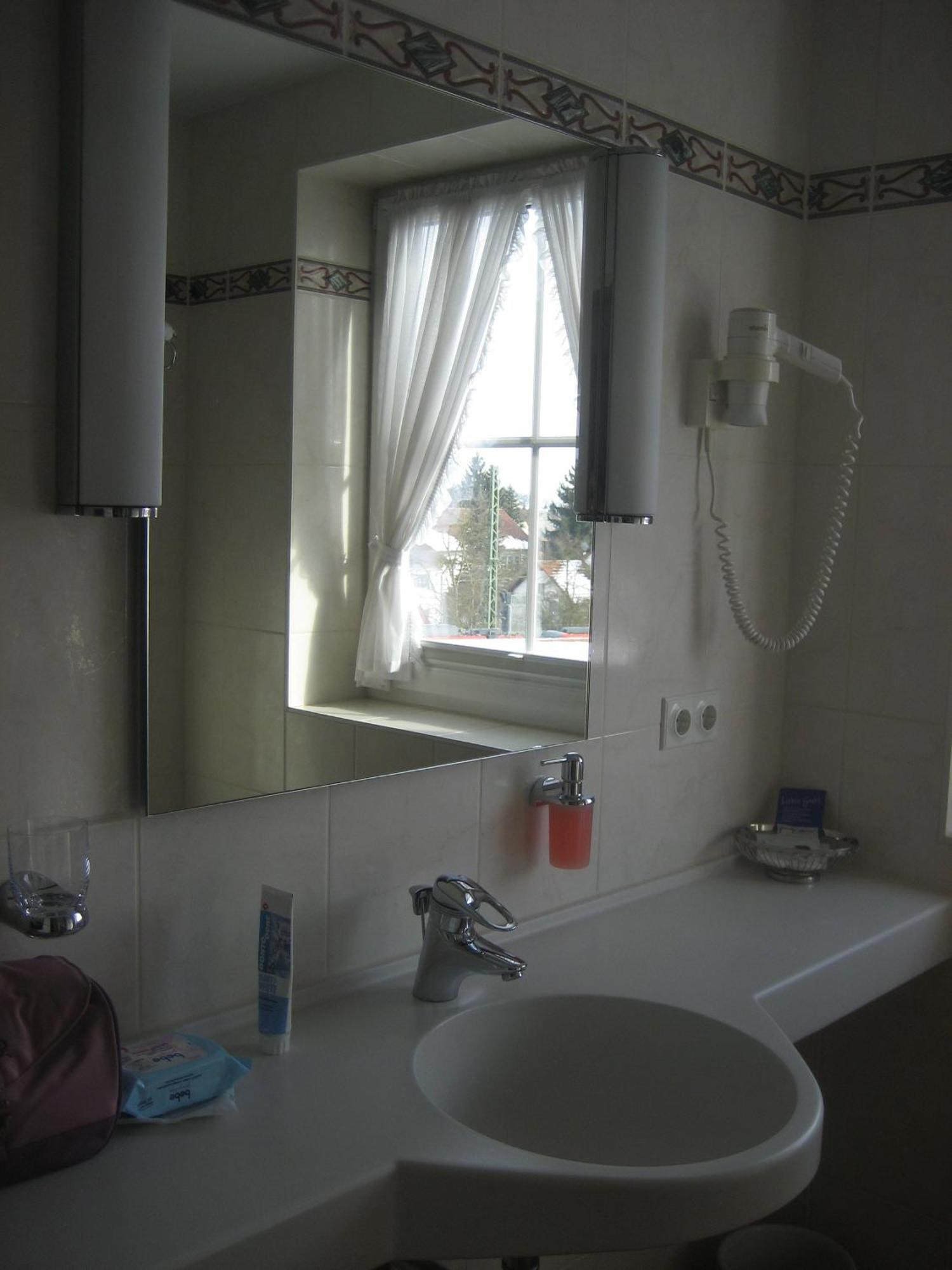 Hotel-Gasthof Maisberger Нойфарн-бай-Фрайзинг Экстерьер фото