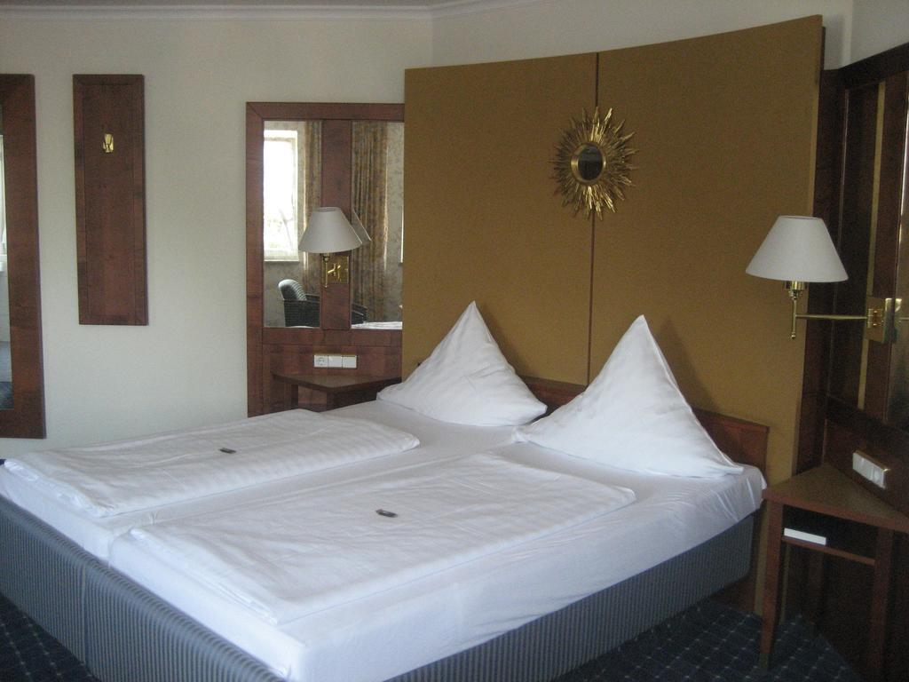 Hotel-Gasthof Maisberger Нойфарн-бай-Фрайзинг Экстерьер фото