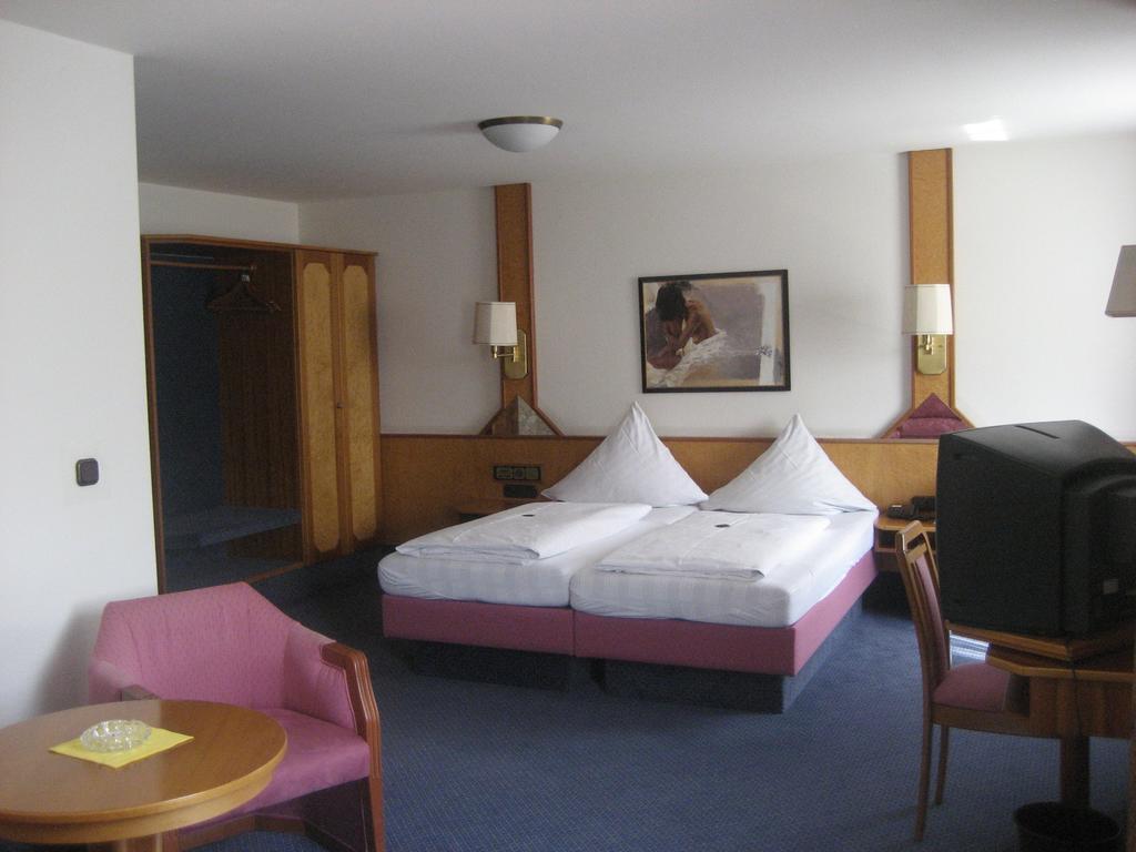Hotel-Gasthof Maisberger Нойфарн-бай-Фрайзинг Экстерьер фото